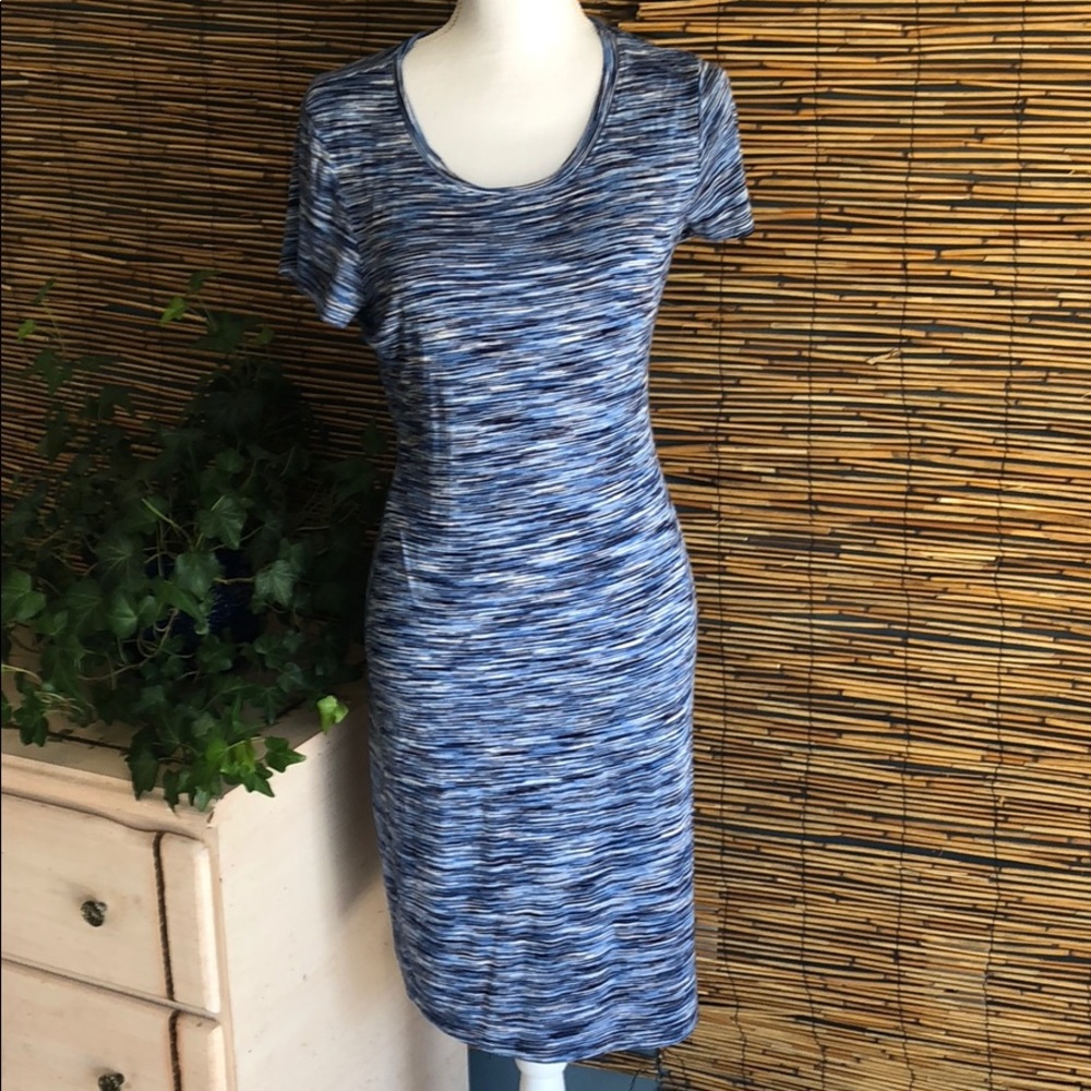 Knit dress with short sleeves